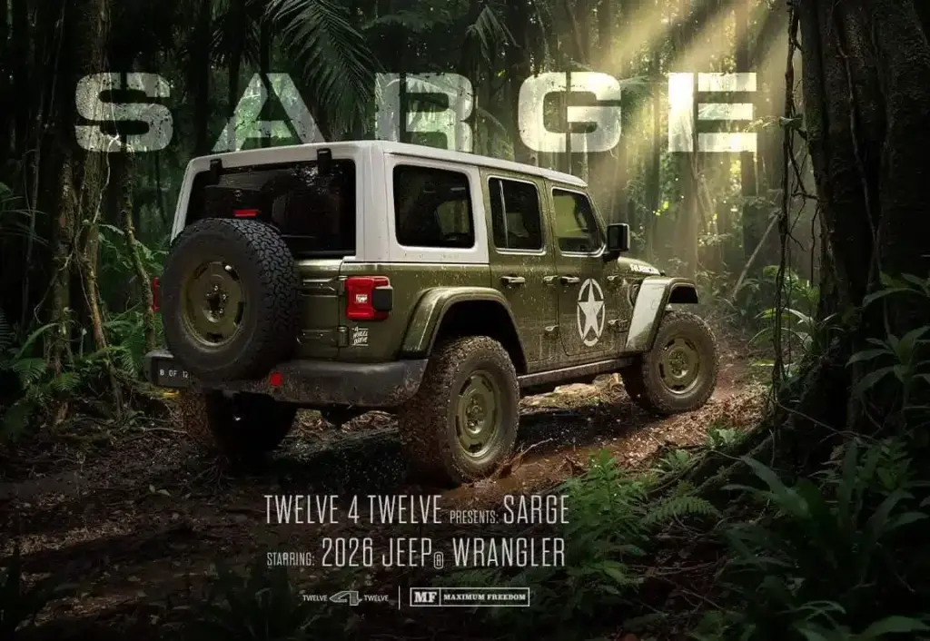 2026 Jeep Wrangler Sarge Sondermodell mit weißem Hardtop und Stern-Dekor im Wald.