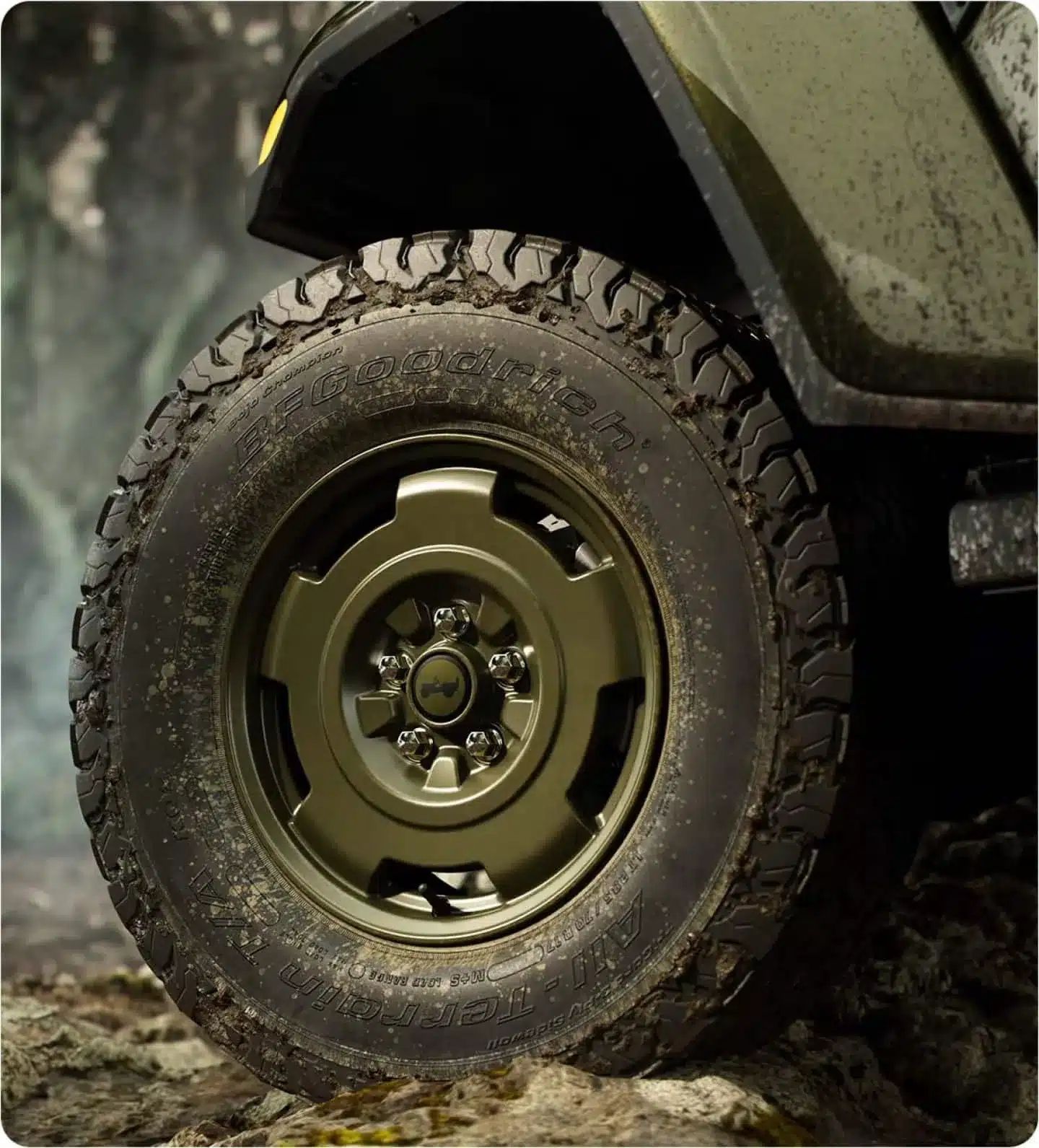 Jeep Wrangler Sarge 2026 Rad in Nahaufnahme mit Offroad-Bereifung und '41-Lackierung