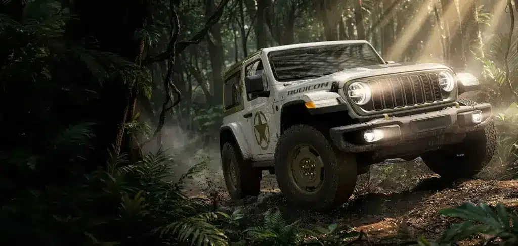 2026er Jeep Wrangler Sarge Rubicon im Offroad-Einsatz mit weißem Hardtop und militärischem Stern-Dekor im Dschungel.