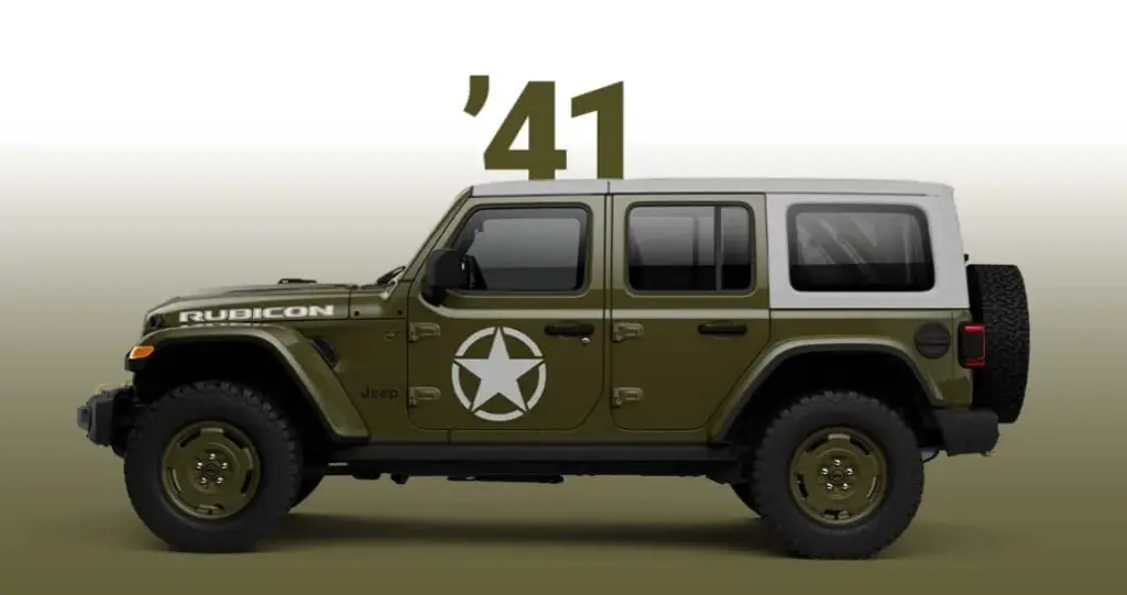 Seitenansicht des Jeep Wrangler Sarge 2026 in Olivgrün mit weißem Hardtop und großem weißen Stern auf der Tür