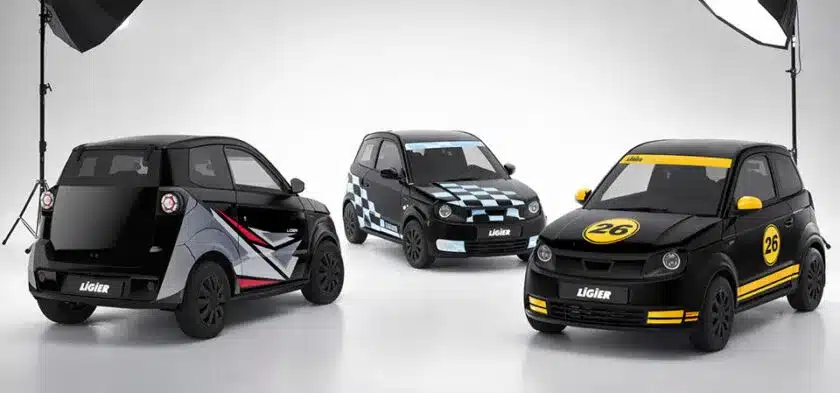 Drei verschiedene Ligier Myli LAB Fahrzeuge in Schwarz mit individuellen Sticker-Designs, nebeneinander im Studio