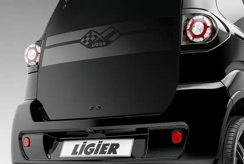 Heckansicht des schwarzen Ligier Myli LAB mit mattem Branding und urbanem Design.