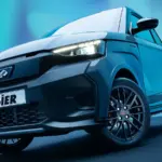 Frontansicht des neuen Ligier JS50 in blauer Lackierung mit LED-Scheinwerfern und sportlichen Felgen.