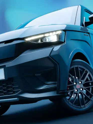 Frontansicht des neuen Ligier JS50 in blauer Lackierung mit LED-Scheinwerfern und sportlichen Felgen.