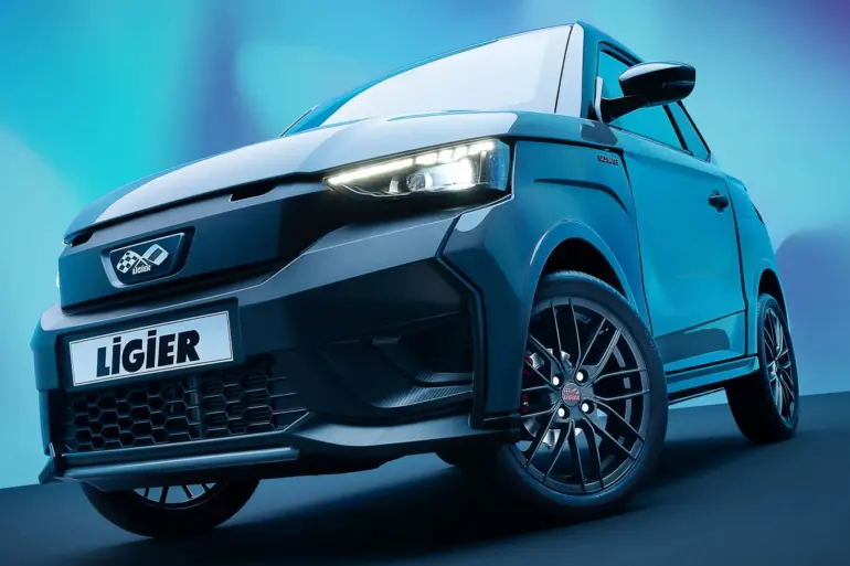 Frontansicht des neuen Ligier JS50 in blauer Lackierung mit LED-Scheinwerfern und sportlichen Felgen.