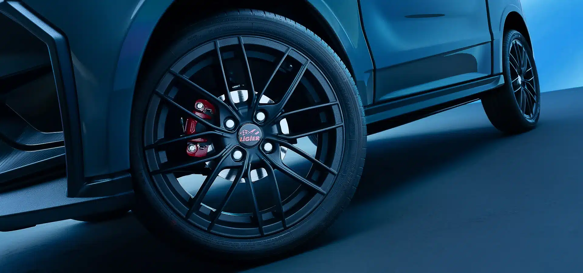 Nahaufnahme der schwarzen VEGA-Leichtmetallfelge mit Ligier-Logo und roten Bremssätteln am Ligier JS50