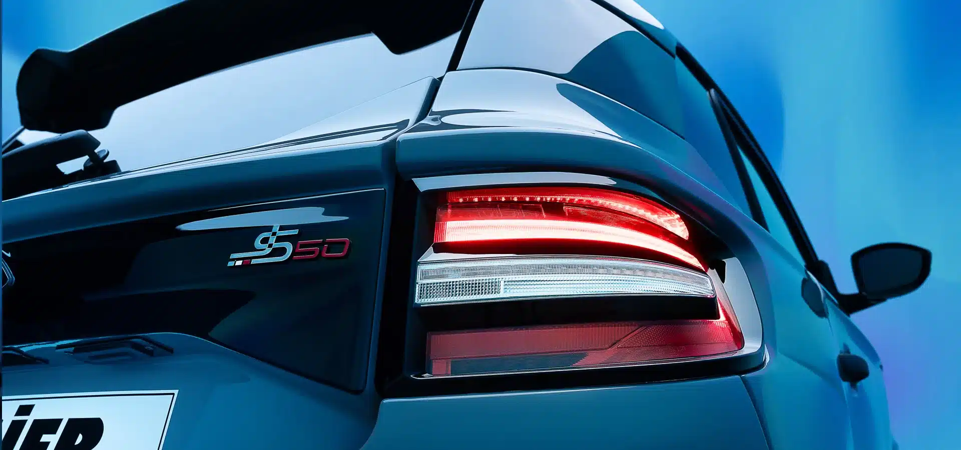 Nahaufnahme des Hecks eines Ligier JS50 mit LED-Rückleuchten und JS50-Emblem