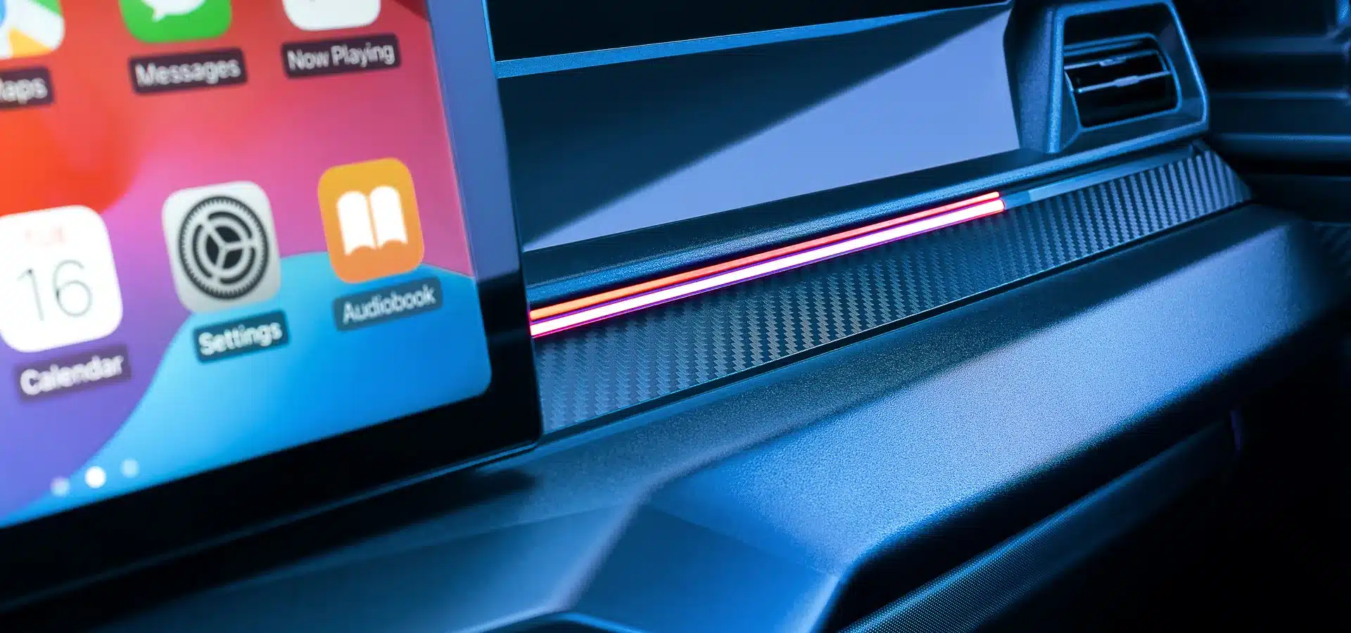 Nahaufnahme des Armaturenbretts im Ligier JS50 mit großem Touchscreen und LED-Ambientebeleuchtung