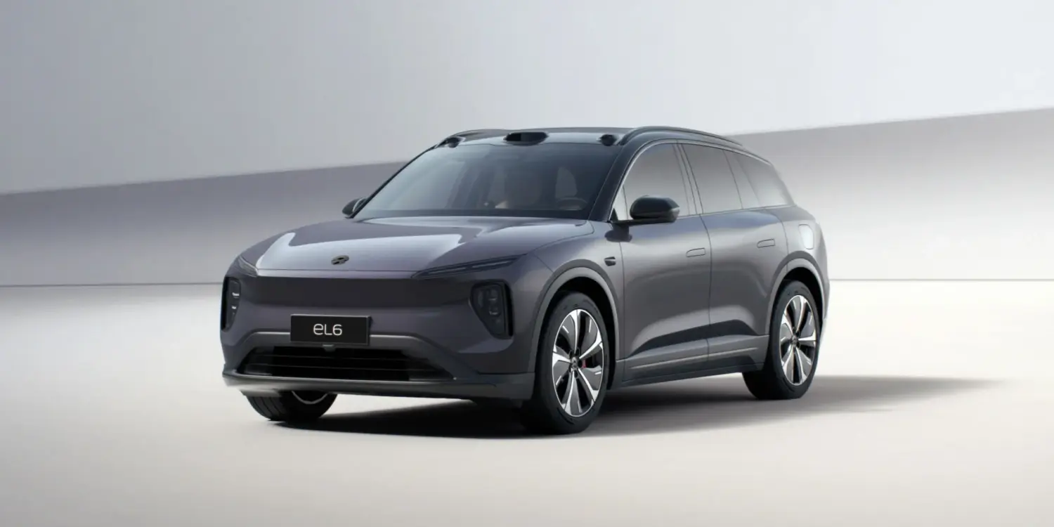 NIO EL6 Elektro-SUV in Seitenansicht vor hellem Hintergrund