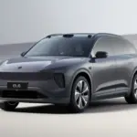 NIO EL6 Elektro-SUV in Seitenansicht vor hellem Hintergrund