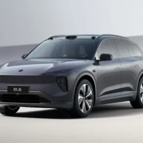 NIO EL6 Elektro-SUV in Seitenansicht vor hellem Hintergrund