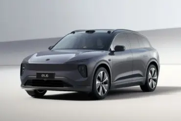 NIO EL6 Elektro-SUV in Seitenansicht vor hellem Hintergrund