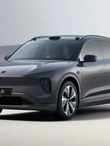 NIO EL6 Elektro-SUV in Seitenansicht vor hellem Hintergrund