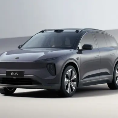 NIO EL6 Elektro-SUV in Seitenansicht vor hellem Hintergrund