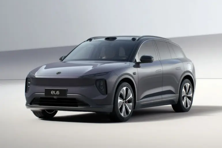 NIO EL6 Elektro-SUV in Seitenansicht vor hellem Hintergrund