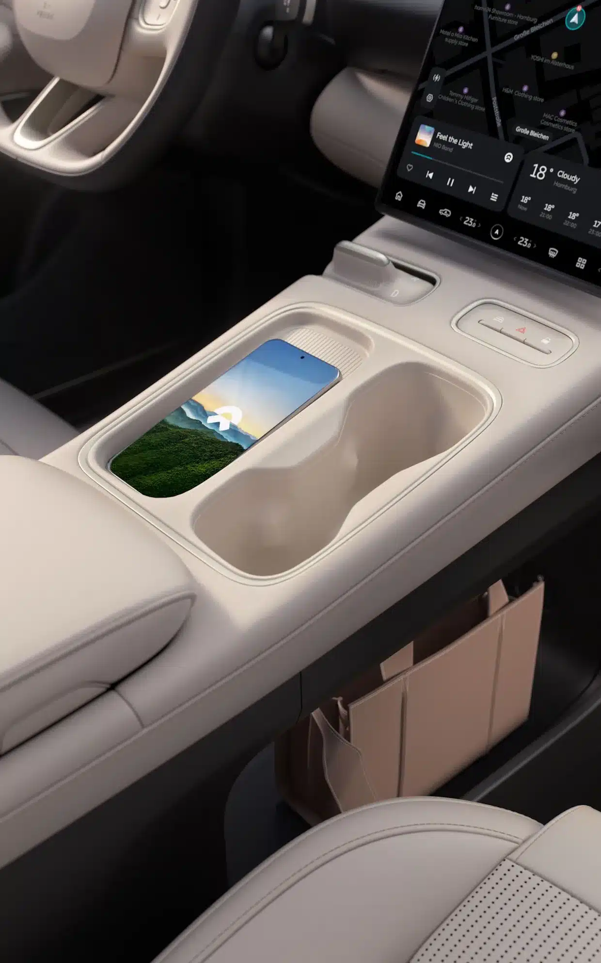 Detailansicht Mittelkonsole mit kabelloser Ladestation im NIO EL6 Elektro-SUV