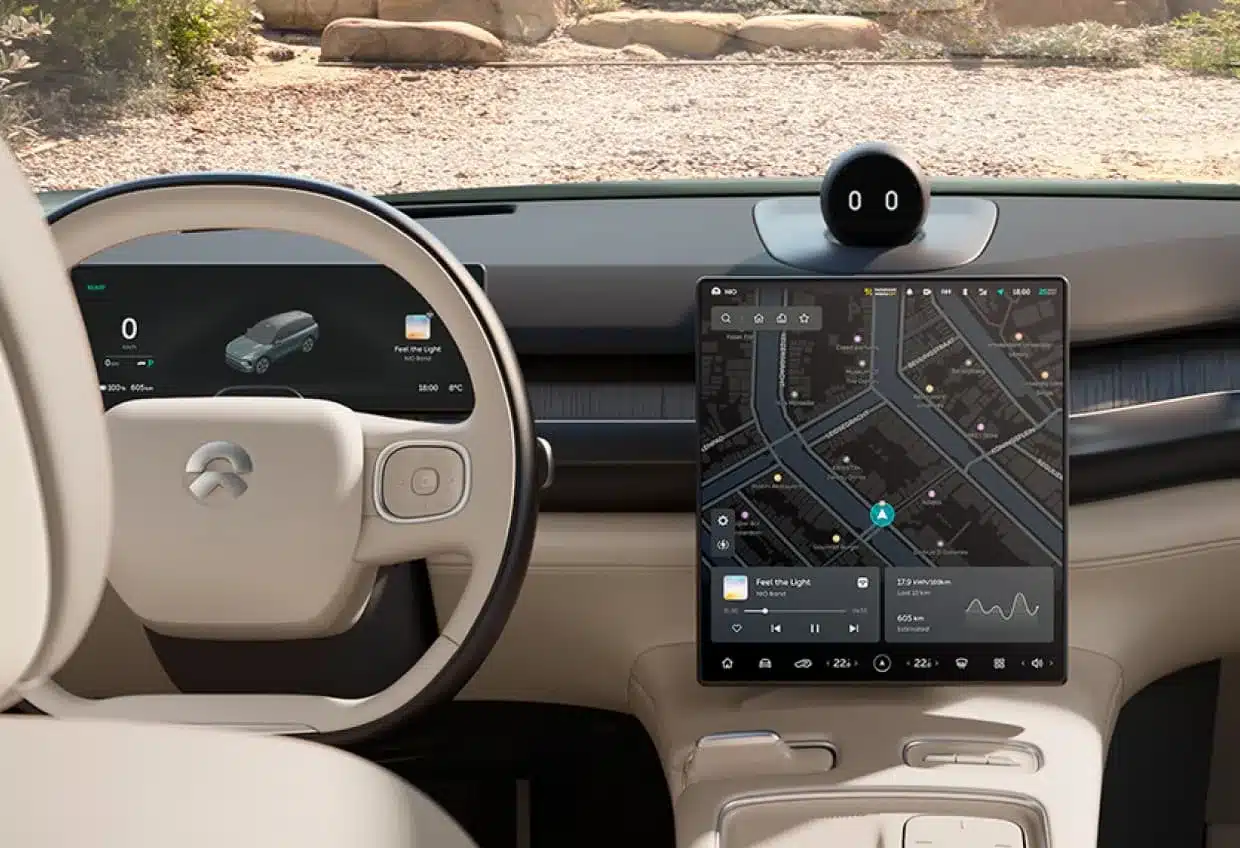 Modernes Cockpit des NIO EL8 mit großem Touchscreen und digitalem Kombiinstrument