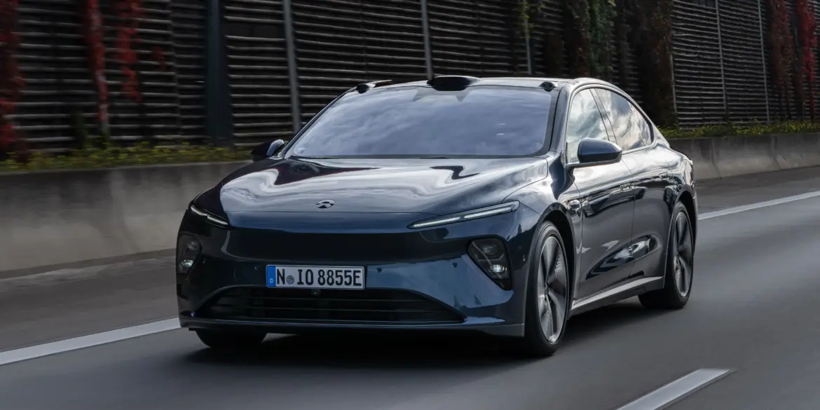 NIO ET5 elektrische Mittelklasse-Limousine fährt auf einer Straße