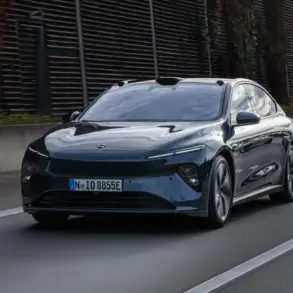 NIO ET5 elektrische Mittelklasse-Limousine fährt auf einer Straße