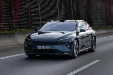 NIO ET5 elektrische Mittelklasse-Limousine fährt auf einer Straße