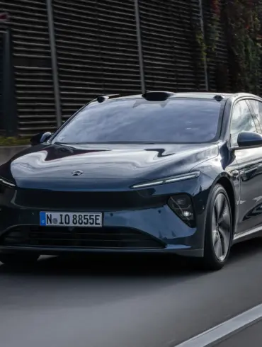 NIO ET5 elektrische Mittelklasse-Limousine fährt auf einer Straße