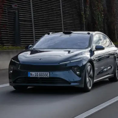 NIO ET5 elektrische Mittelklasse-Limousine fährt auf einer Straße