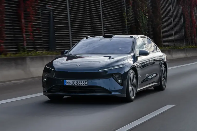 NIO ET5 elektrische Mittelklasse-Limousine fährt auf einer Straße