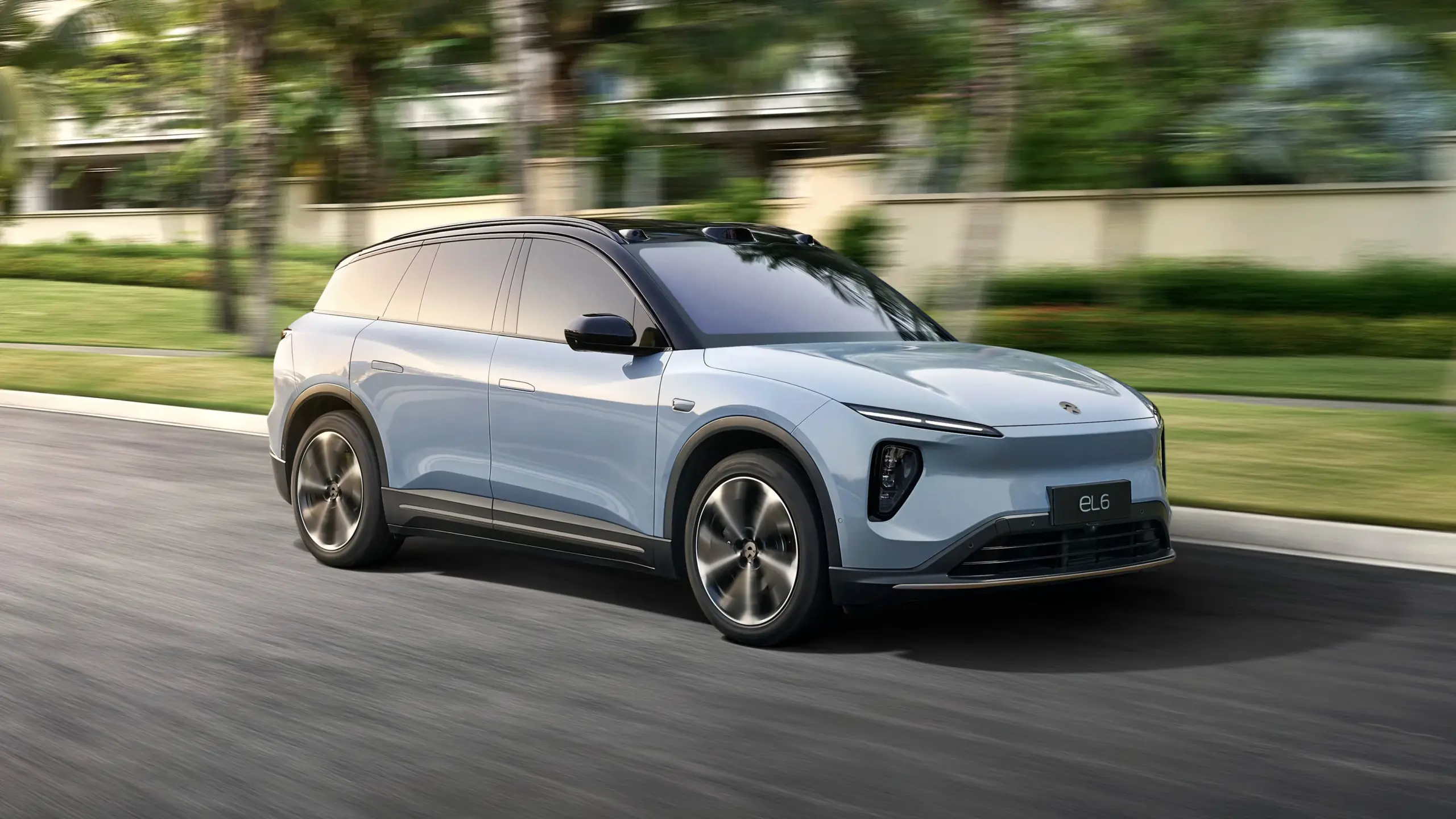 NIO EL6 Elektro-SUV fährt auf einer Straße.
