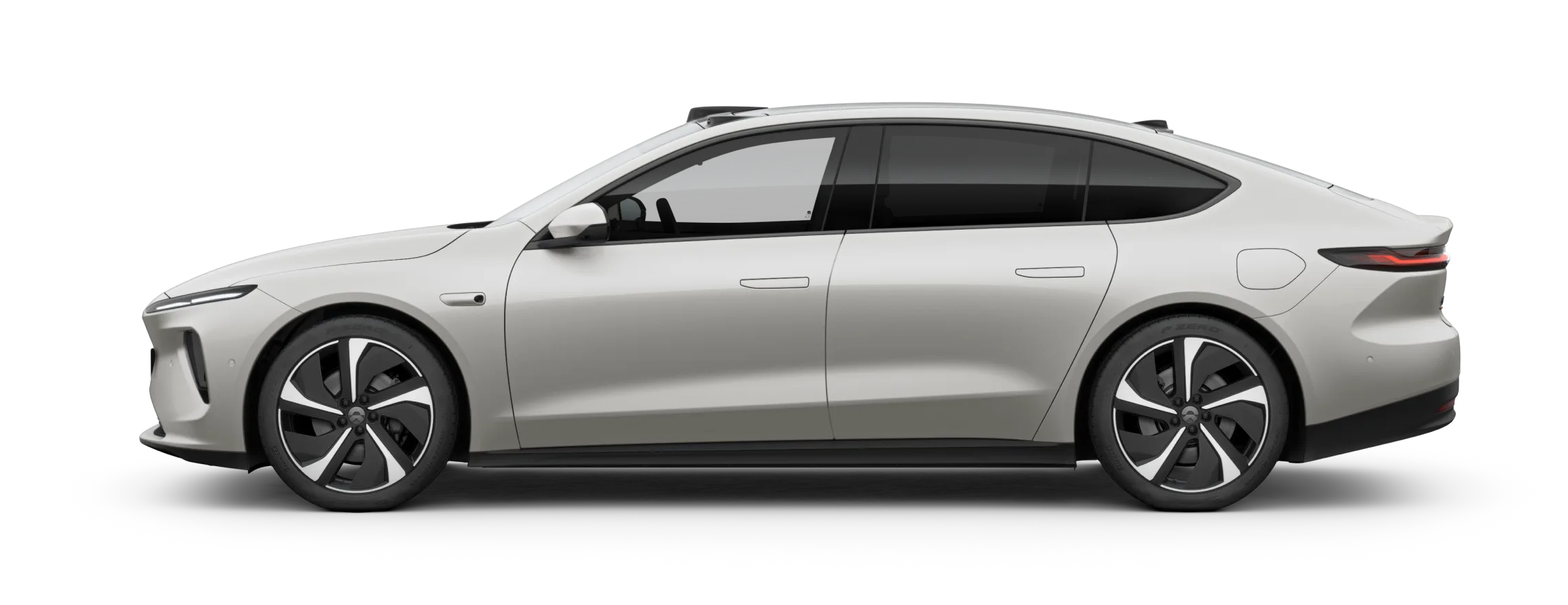Seitenansicht des NIO ET7, einer großen elektrischen Limousine mit markanten Designelementen.