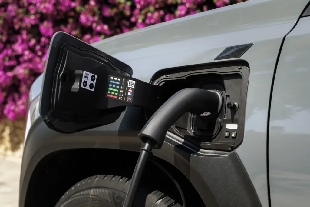 Renault 4 E-Tech elektrisch Plein Sud wird an einer Ladesäule geladen, Nahaufnahme des Ladeanschlusses.