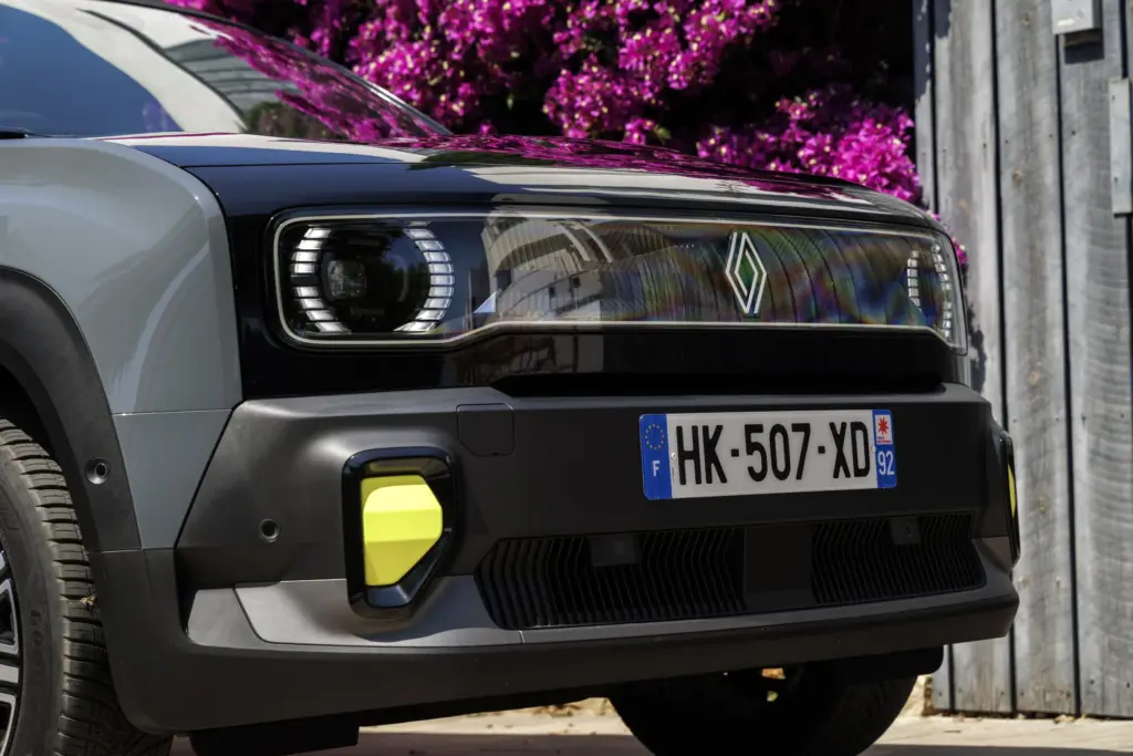 Frontansicht des Renault 4 E-Tech elektrisch Plein Sud mit modernen LED-Scheinwerfern und Renault-Logo.