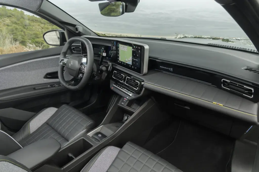Innenraum des Renault 4 E-Tech elektrisch Plein Sud mit Digitaldisplay und hochwertigen Sitzen