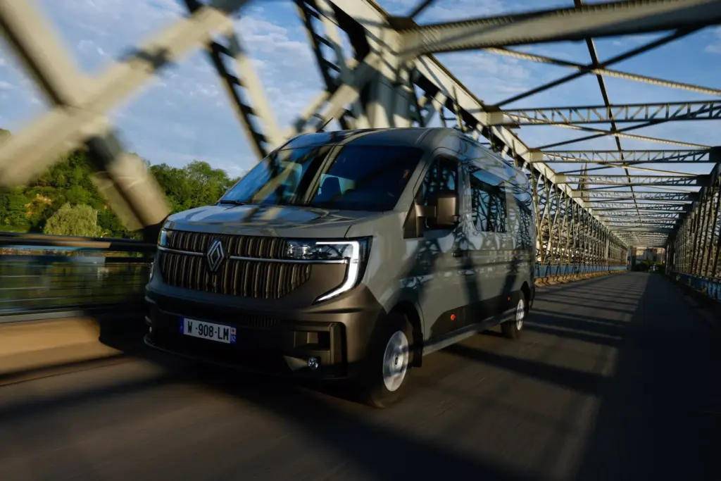 Renault Master Transporter fährt auf einer Brücke bei Tageslicht
