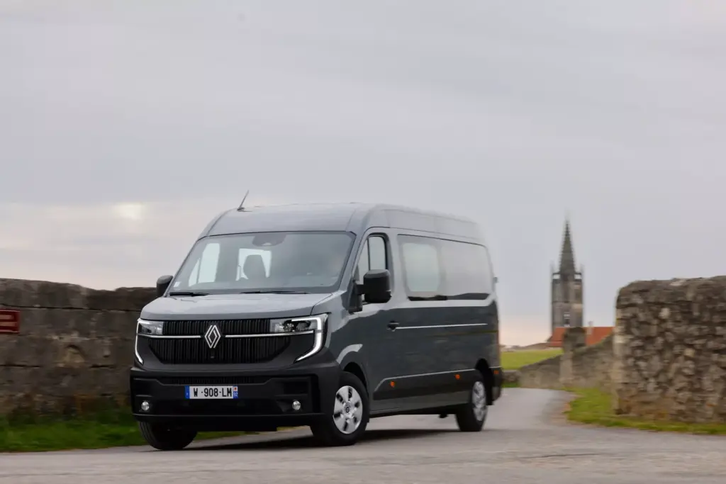 Frontansicht eines grauen Renault Master Fahrzeugs auf einer Landstraße