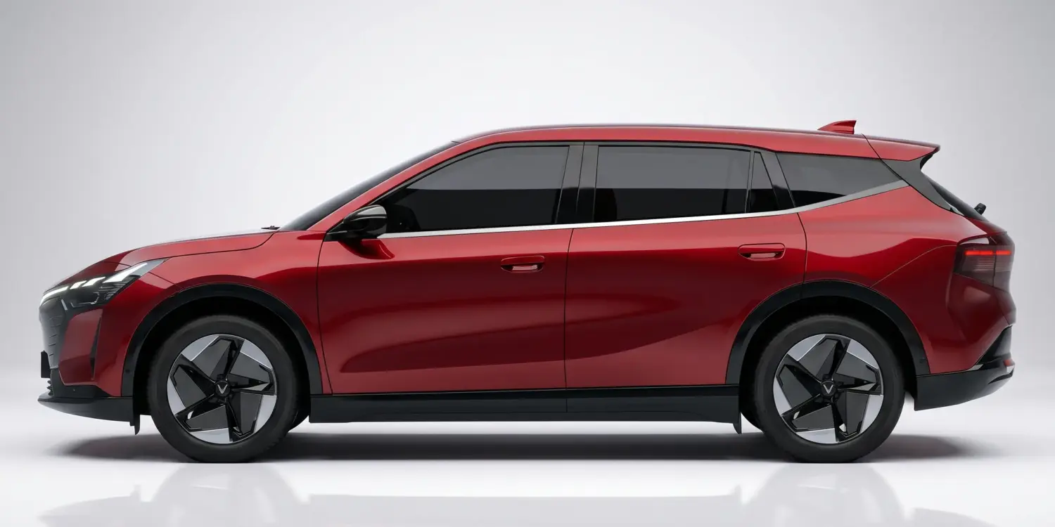VinFast VF 8 Elektro-SUV in Rot von der Seite vor neutralem Hintergrund