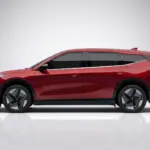 VinFast VF 8 Elektro-SUV in Rot von der Seite vor neutralem Hintergrund