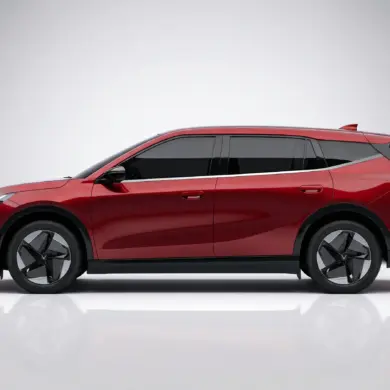 VinFast VF 8 Elektro-SUV in Rot von der Seite vor neutralem Hintergrund
