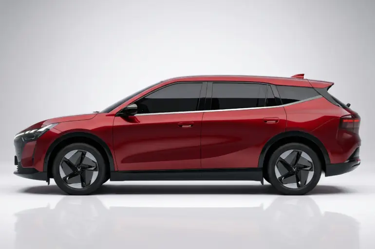 VinFast VF 8 Elektro-SUV in Rot von der Seite vor neutralem Hintergrund