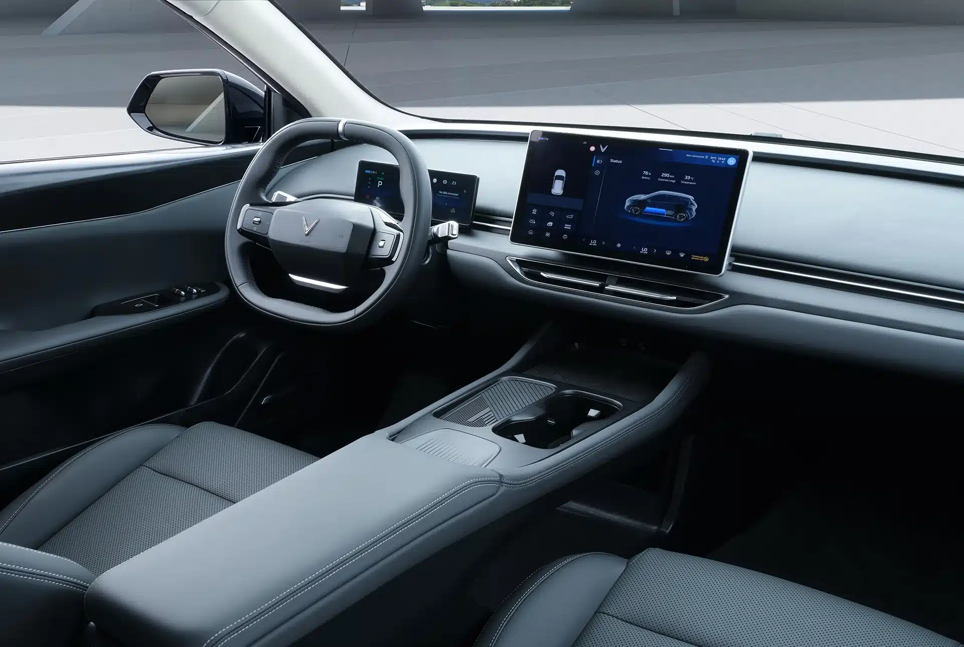 Innenraum des VinFast VF 8 mit Infotainmentsystem, Multifunktionslenkrad und moderner Mittelkonsole