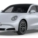 GWM ORA 07 Elektroauto in weißer Lackierung mit Panorama-Glasdach, seitliche Frontansicht.