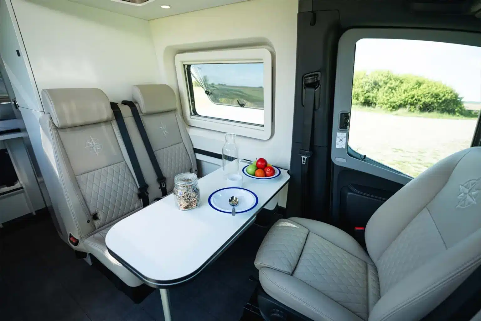 Sitzgruppe und Tisch im Innenraum des Westfalia James Cook 600 D Wohnmobils