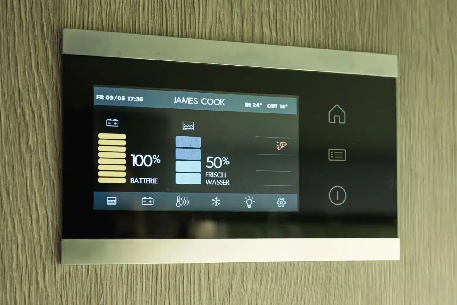 Kontrollpanel zur Anzeige von Batteriestand und Frischwasser im James Cook 600 D Campervan