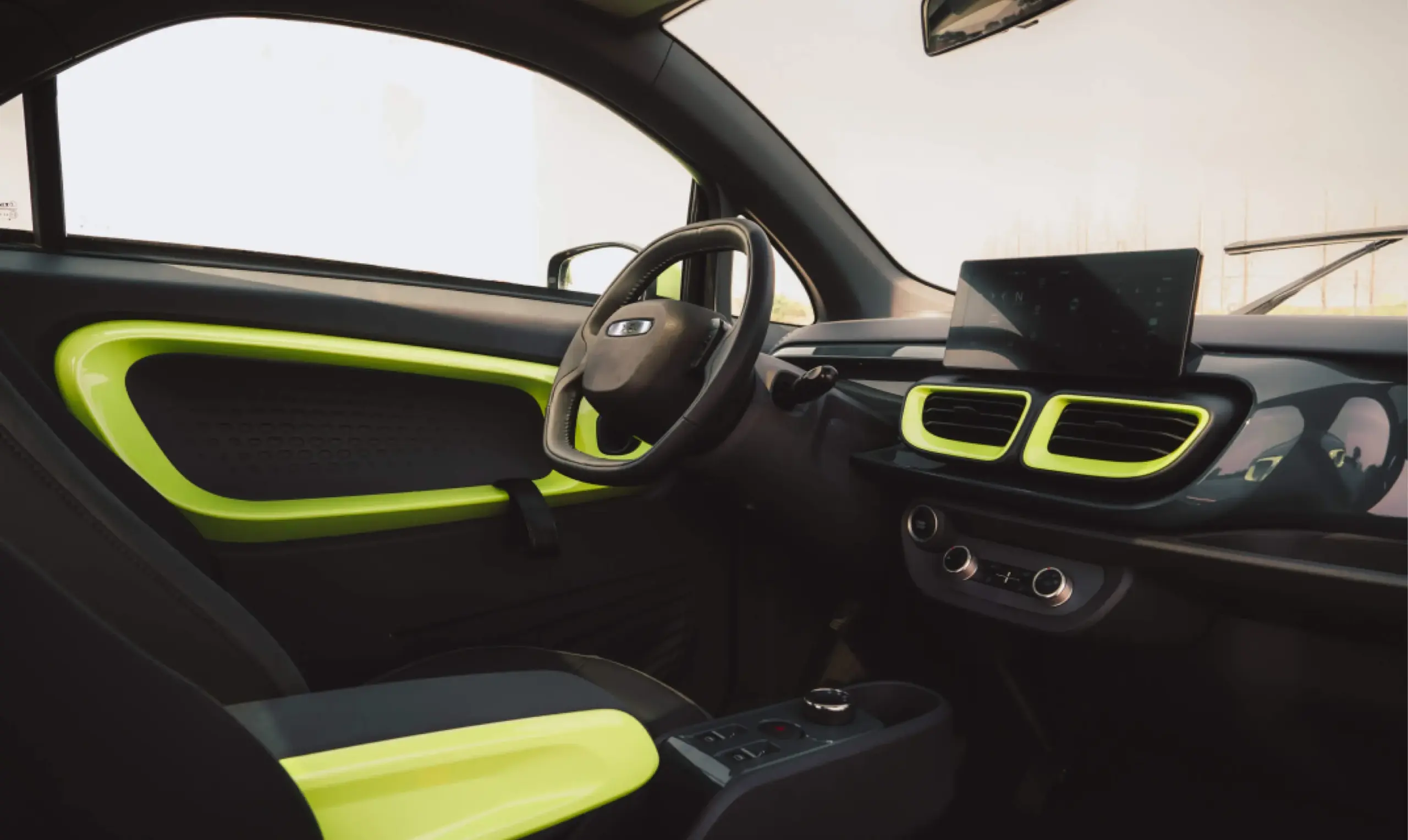 Innenraum des XEV YOYO PRO mit gelben Farbakzenten und 10,25-Zoll-Touchscreen