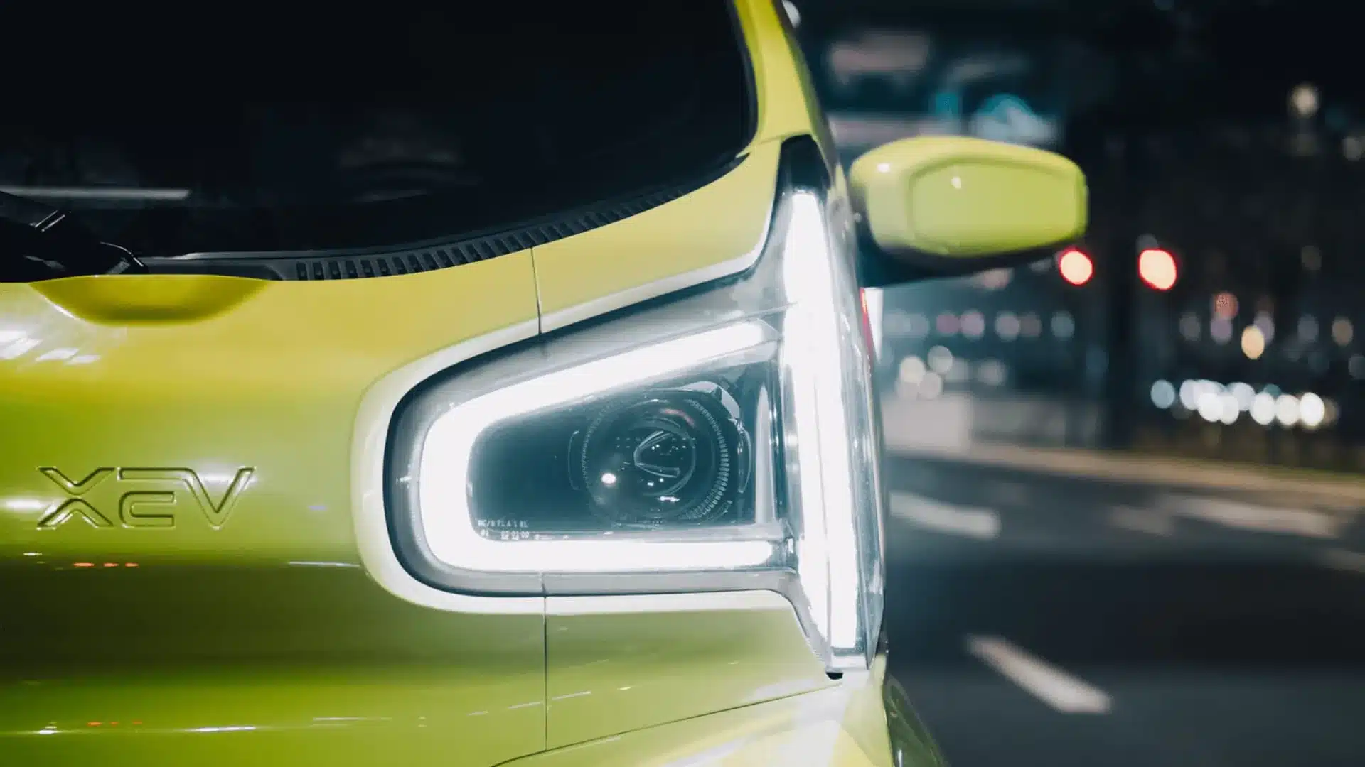 Detailansicht eines LED-Frontscheinwerfers am XEV YOYO PRO in einer nächtlichen Stadtszene