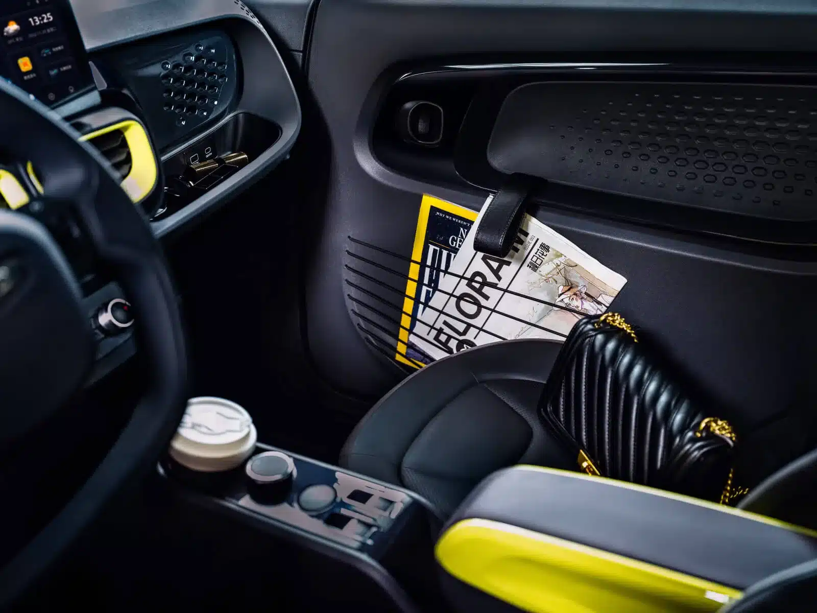 Innenansicht des XEV YOYO PRO mit Ablagefächern, Touchscreen und modernen Designelementen