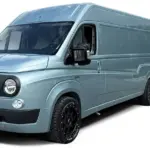 Historischer Fiat 616 Transporter, Caselani 616N Retro-Transporter und aktueller Fiat Ducato nebeneinander im Vergleich.