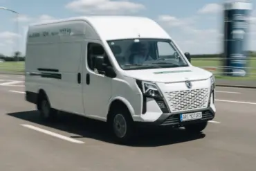 Weißer ARI 1710 Elektro-Transporter fährt auf einer Landstraße bei Tageslicht.