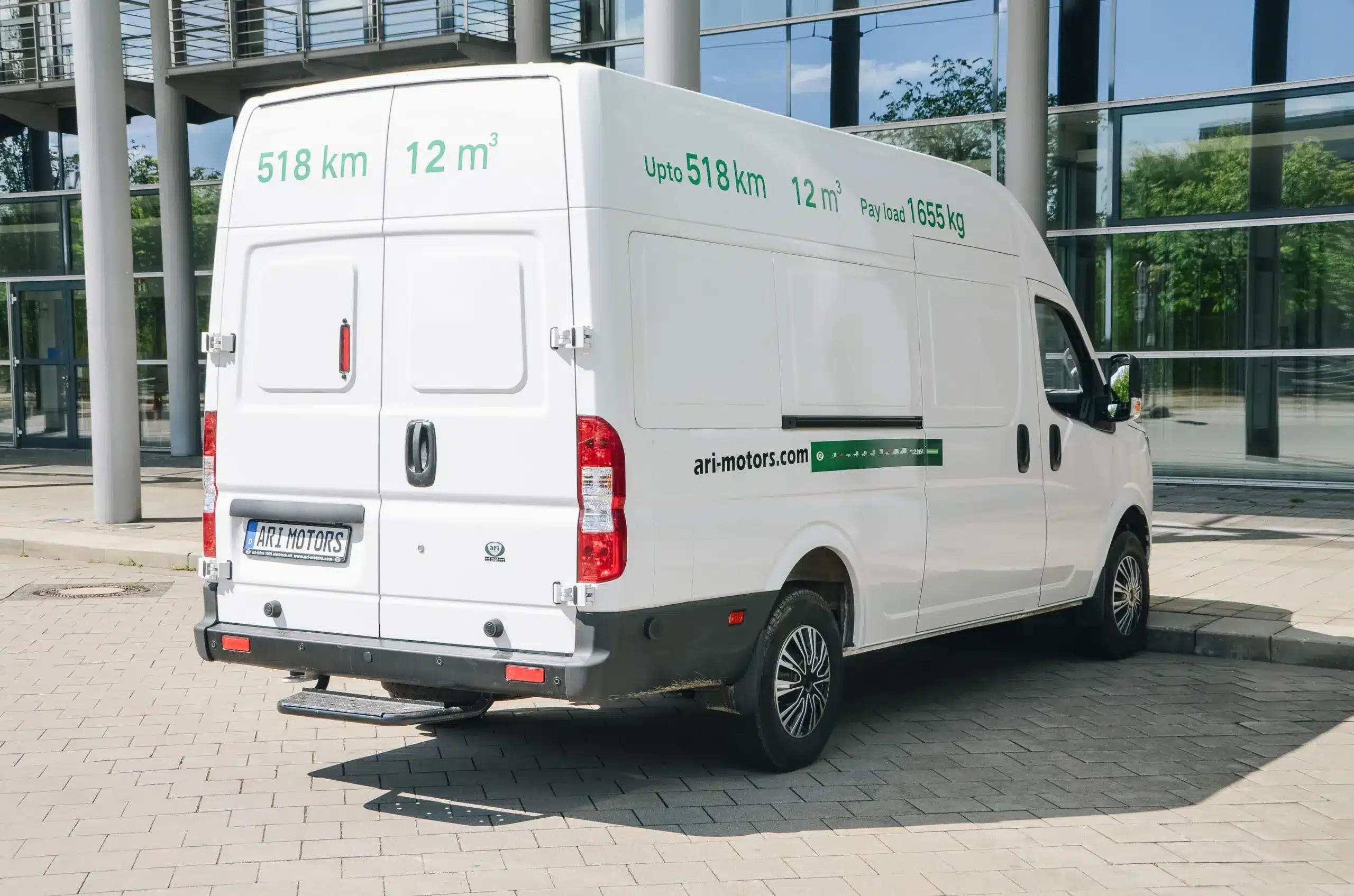 Heckansicht des ARI 1710 Elektro-Transporters mit Beschriftung zu Reichweite und Ladevolumen.