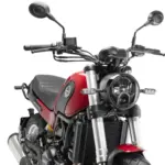 Frontansicht der Benelli Leoncino 500 Trail in roter Lackierung, Motorrad mit markantem Rundscheinwerfer und Speichenrädern.