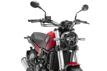 Frontansicht der Benelli Leoncino 500 Trail in roter Lackierung, Motorrad mit markantem Rundscheinwerfer und Speichenrädern.